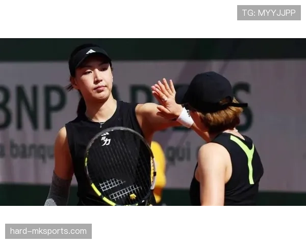 王欣瑜比赛完直接蹲场边啃香蕉，这自律餐看得我手里的奶茶不香了